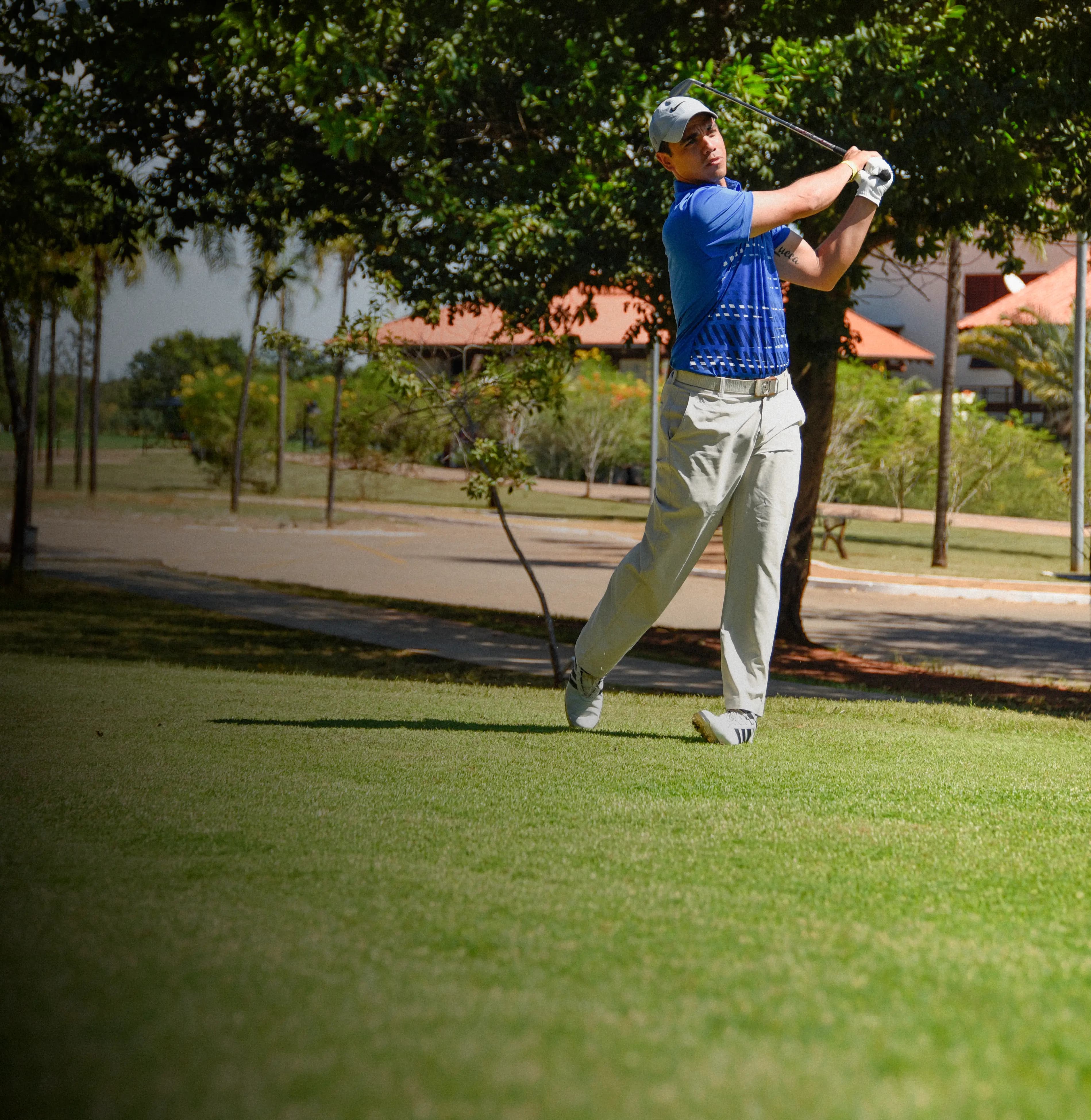 Golfista no campo Terras do Golfe