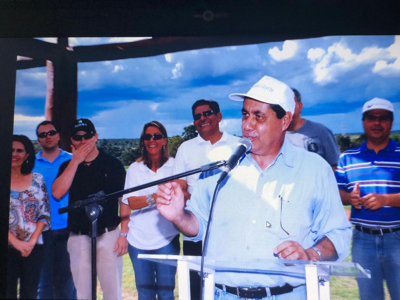 Baiano falando ao microfone durante a cerimônia de inauguração do campo