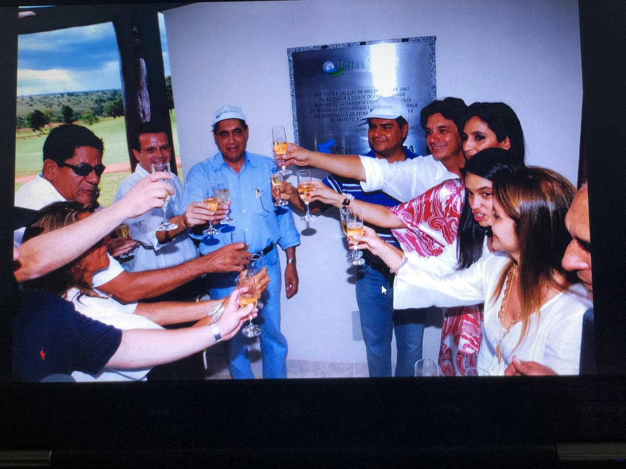 Fundadores, familiares e convidados brindando a inauguração do Terras do Golfe