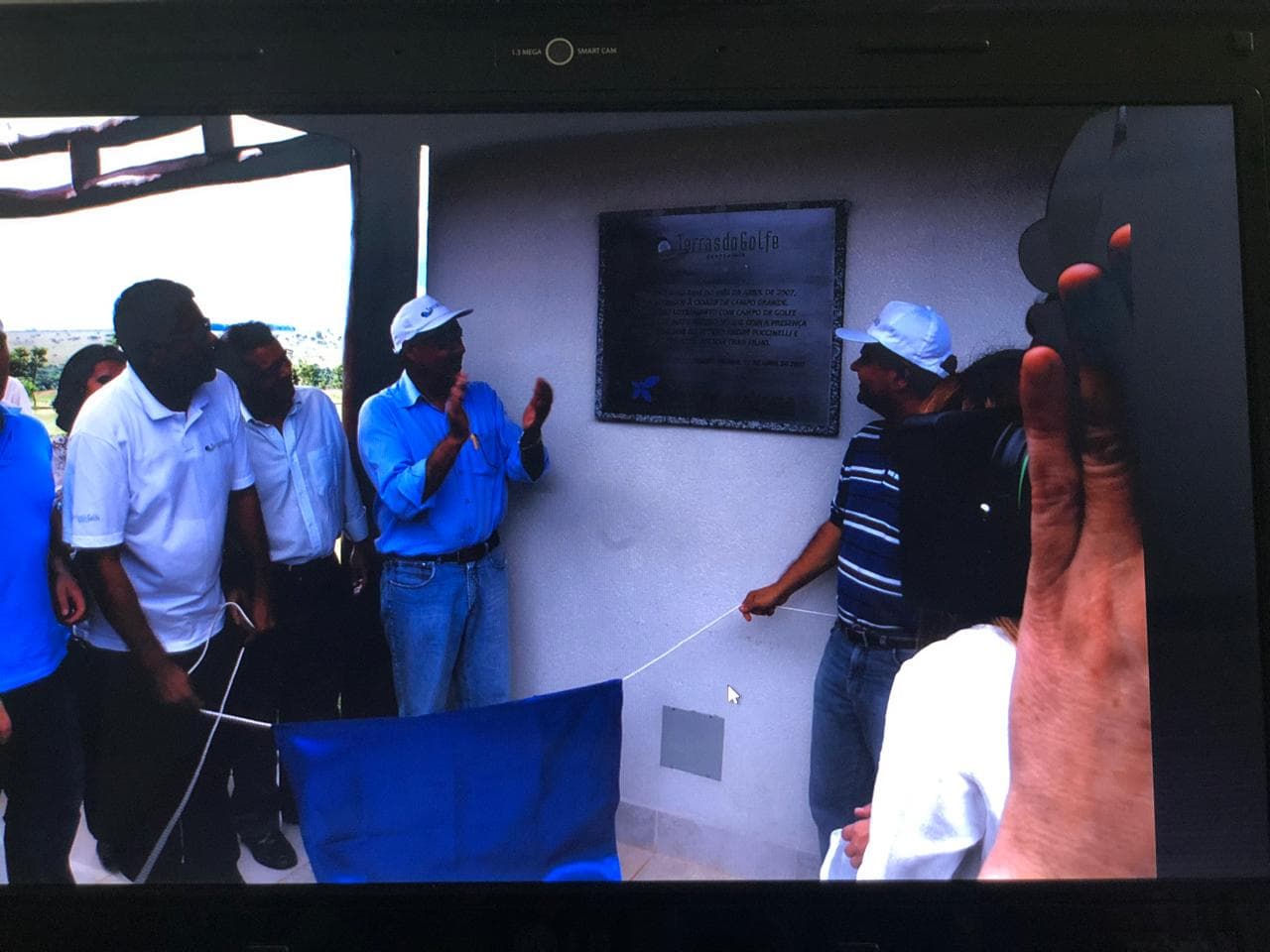 Convidados reunidos no descerramento da placa de inauguração do Terras do Golfe em 2007