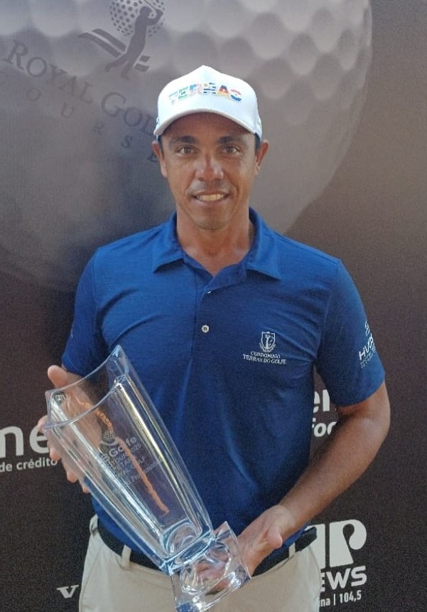 Pablo de la Rua com troféu Royal Golf Tour